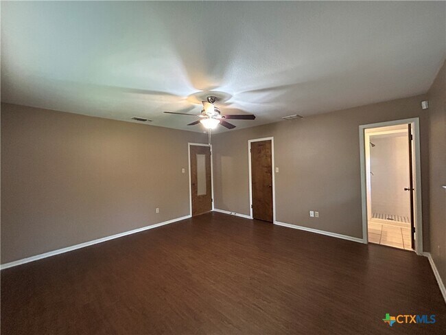 Building Photo - 826 Timber Dr