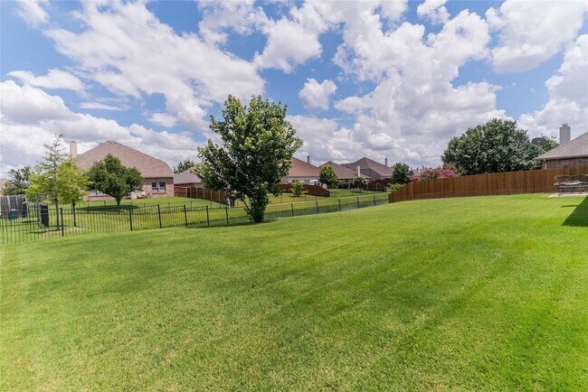 Building Photo - 1001 English Ivy Dr