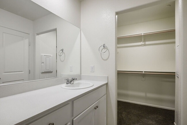 Building Photo - "Charming 3-Bedroom Townhouse with 2.5 Baths in Scenic Las Vegas Locale!"