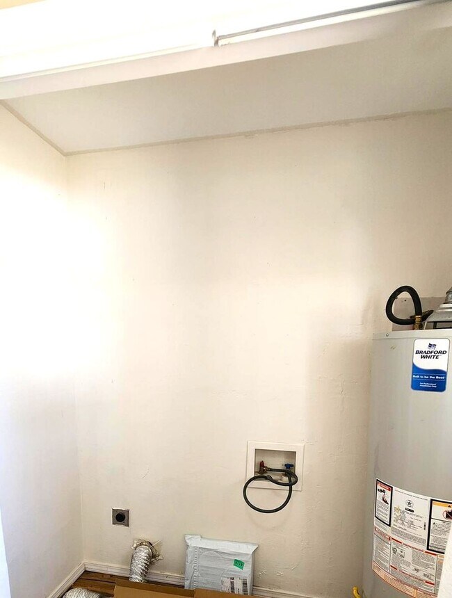 Building Photo - 3 BED 1 Bath Home Andys Sub Addition Bethany, OK