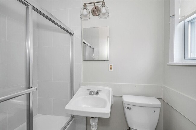 Building Photo - 98 School St