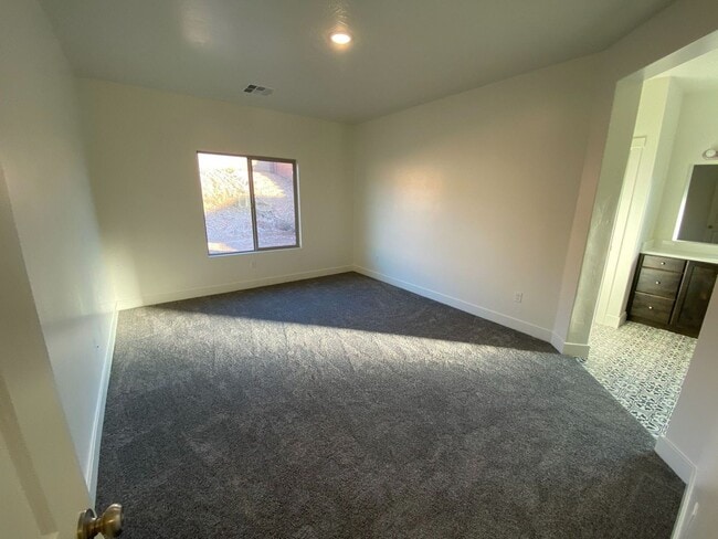 Building Photo - Beautiful 3 Bedroom Single Level Home in S...