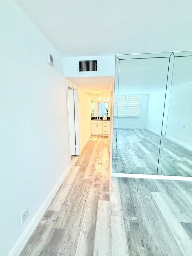 Building Photo - 1150 Hillsboro Mile