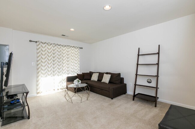 Building Photo - Luxurious 4-Bedroom Townhouse with 2 Car Garage in Manassas!