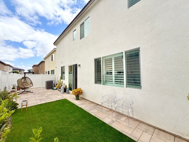 Building Photo - Modern 5 Bedroom 3 Bathroom Home in Tierra Del Sol with INCLUDED Solar & Low-Maintenance Living