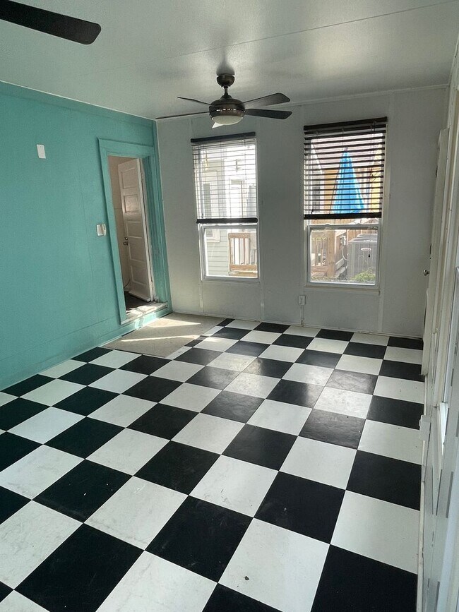 Building Photo - 2BD/1BA Shotgun w/ Huge Sunroom and Backyard