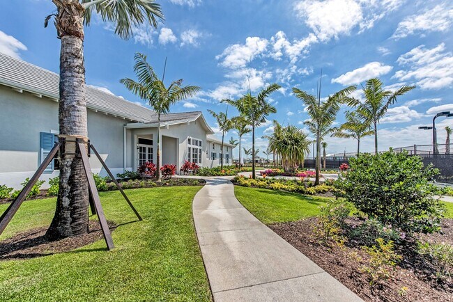 Building Photo - 2/2+Den Coach Home Available Annually!