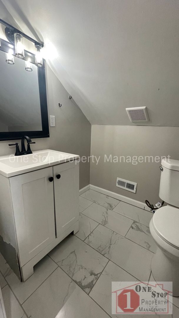 Building Photo - 3 Bedroom 1.5 Bathroom home in Kansas City!