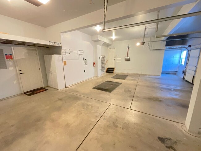 Building Photo - 5 Bedroom Home Available Near Rangewood Dr & Vickers Dr!