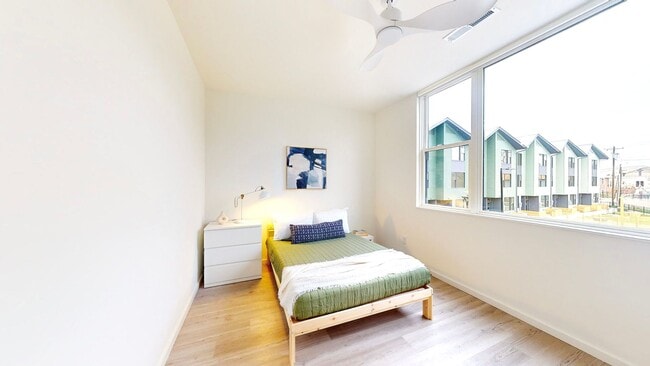 Building Photo - Professional Coliving - Private Room & Wal...