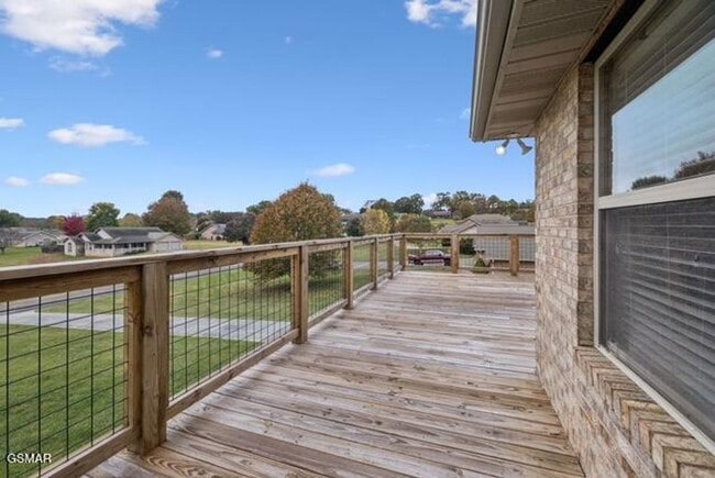 Building Photo - Spacious & Grand Living!!!