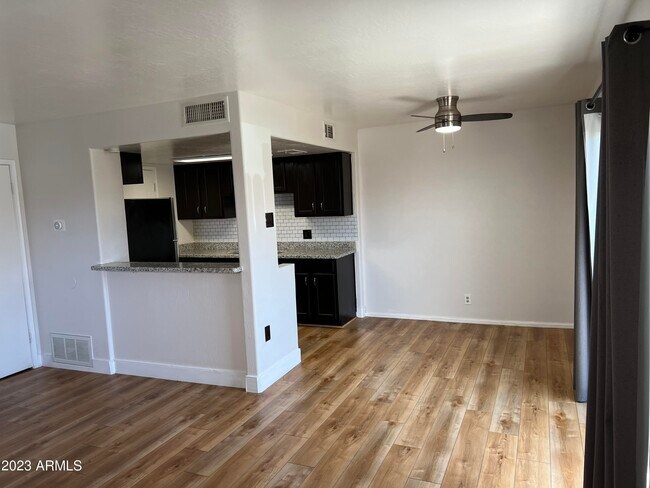 Building Photo - 1219 E Townley Ave