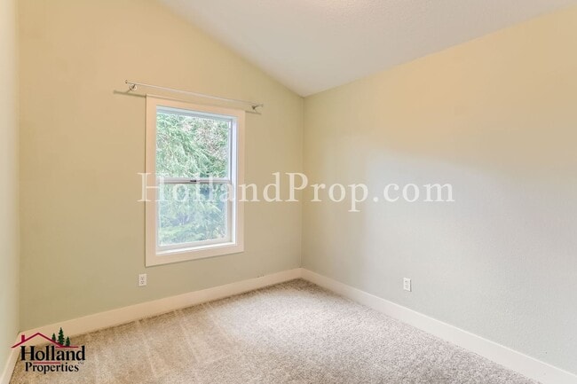 Building Photo - Bright & Spacious 3-Bedroom Townhome in a Prime Location!