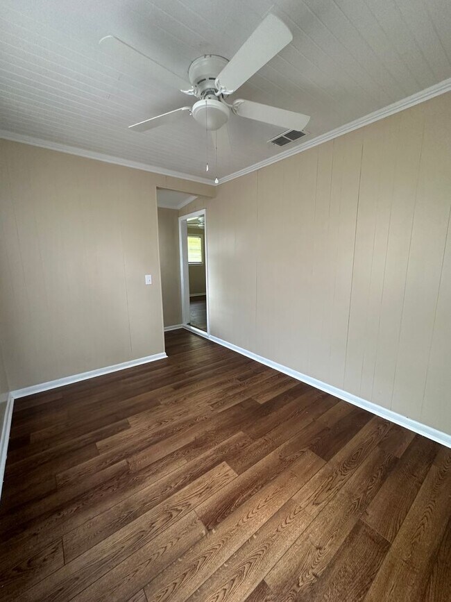 Building Photo - 4 Bed 2 Bath Brick House