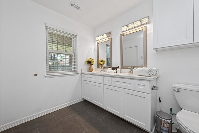 Building Photo - 35 Sheep Meadow Pl