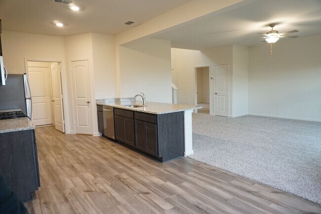 Building Photo - Modern 4 Bedroom Home in Windmill Farms with Community Pools and Trails