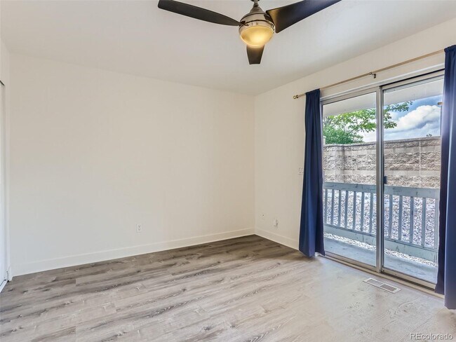 Building Photo - 165 S Sable Blvd