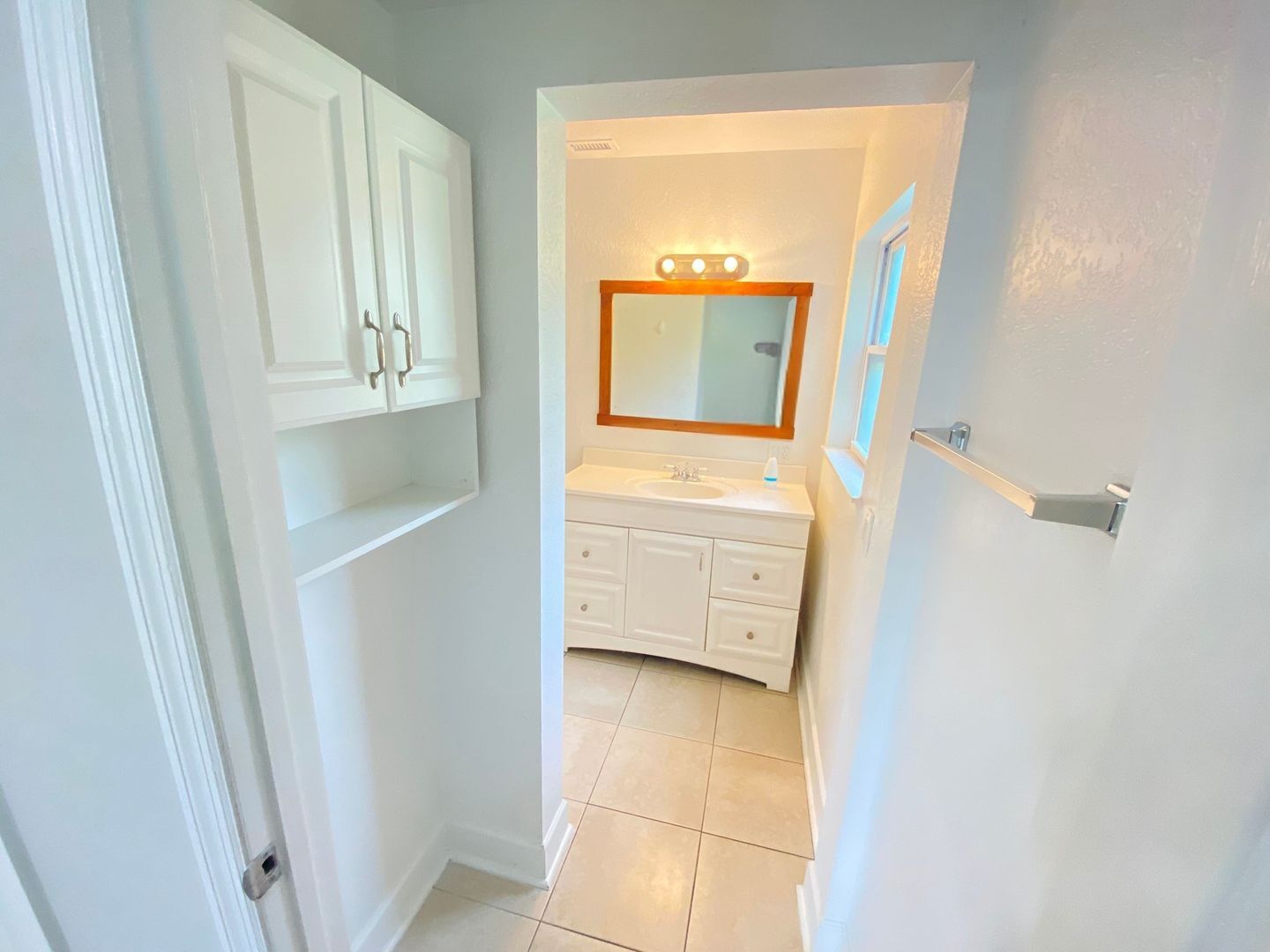 Building Photo - Available Now! 2/2 Bungalow near Downtown