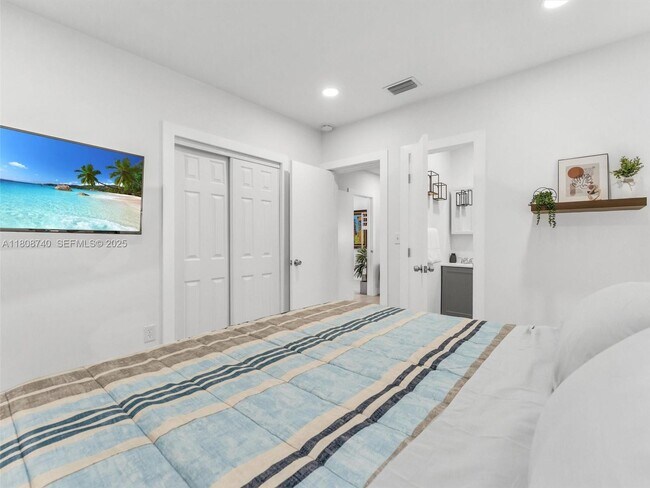 Building Photo - 5517 NW 1st Pl