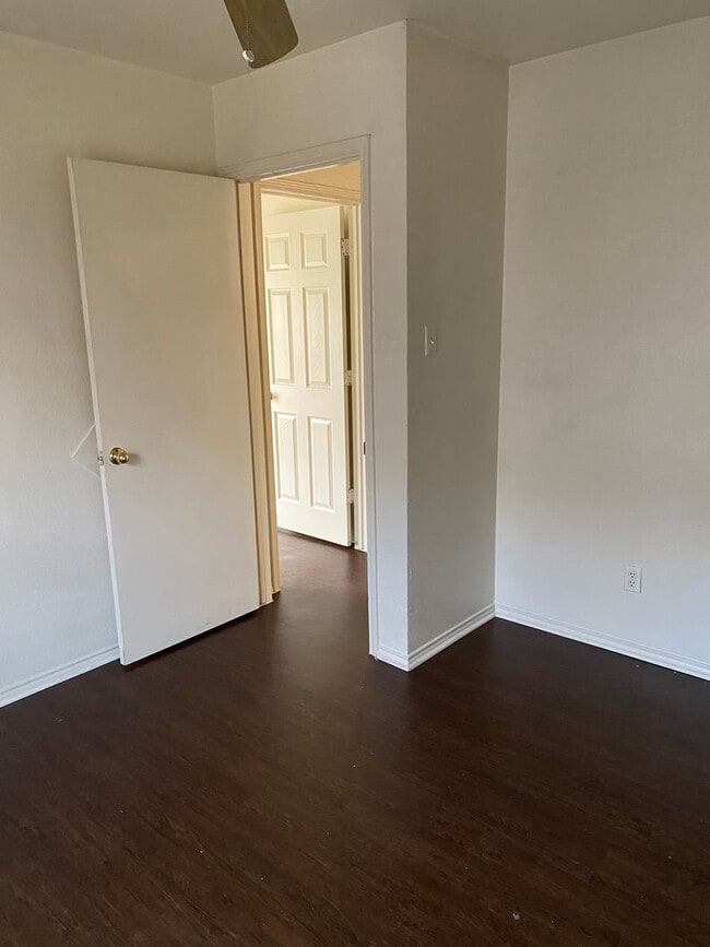 Building Photo - 5420 Creekridge A