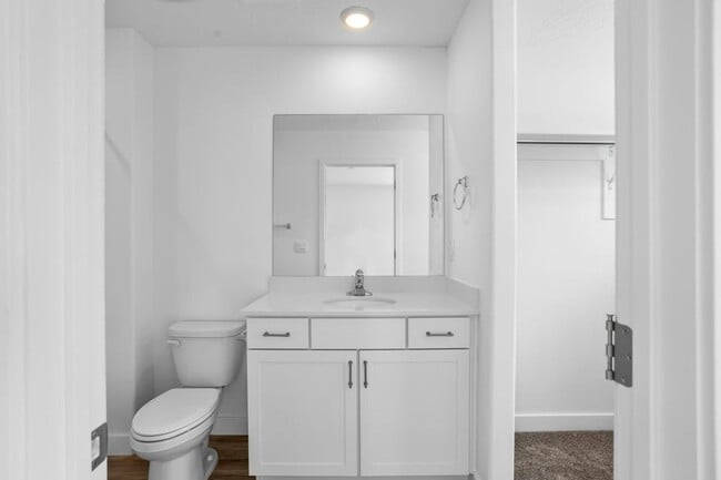 Building Photo - MOVE IN READY! 3 Bedroom townhome in long valley!