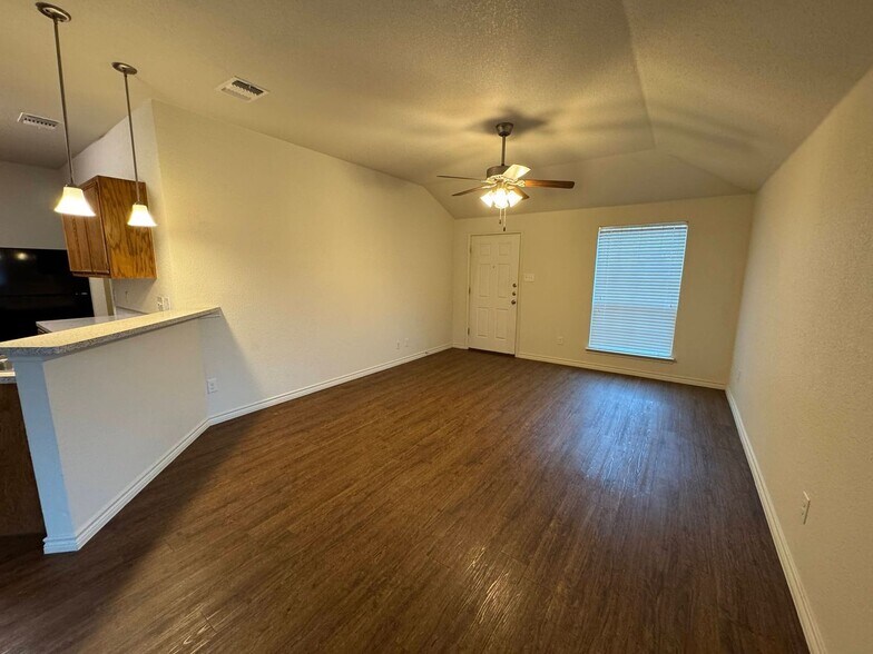 Building Photo - 1537 Justin Lp