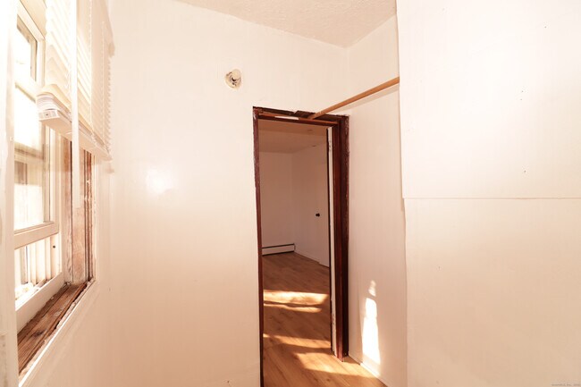 Building Photo - 117 Lamberton St