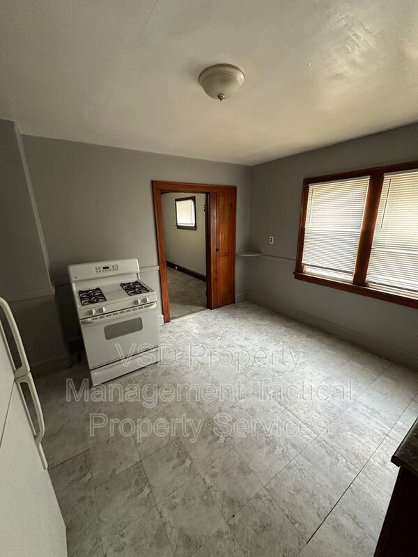 Building Photo - 4024 E 143rd St