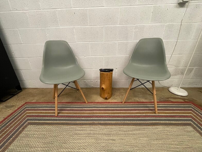 Laundry room seating - 475 S Hickory St