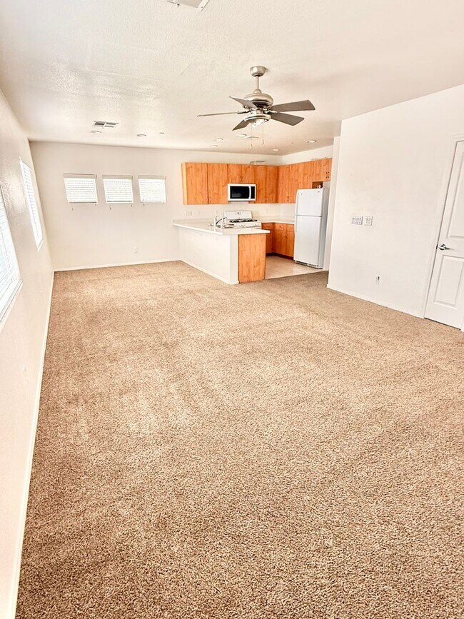 Building Photo - 3 bed 3 bth near Skye Canyon