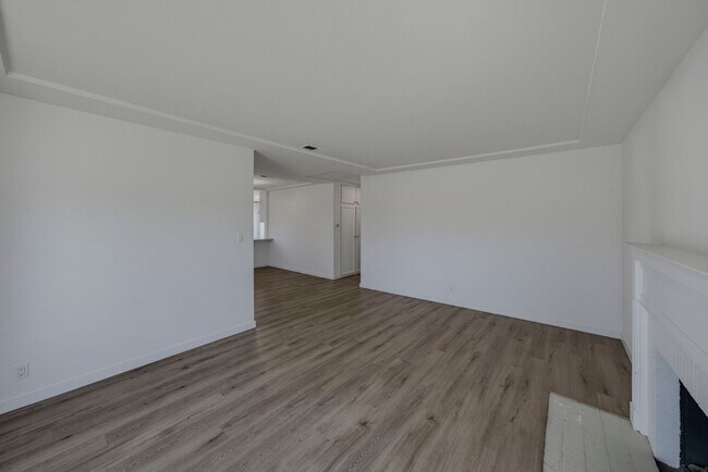 Building Photo - 8339 Kenyon Ave