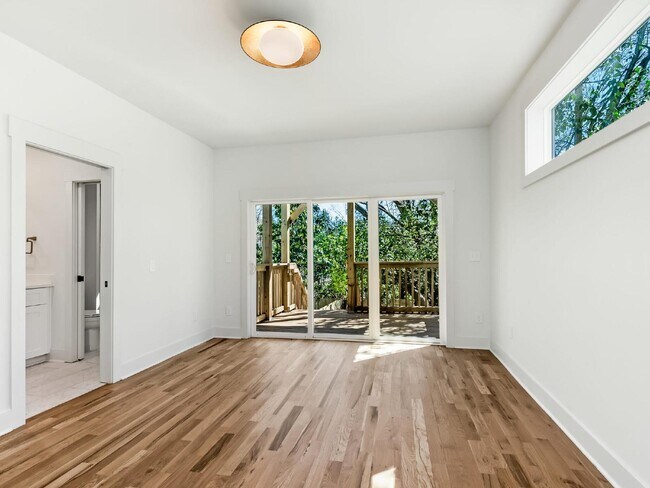 Building Photo - Custom 3 story home in the heart of Belmont/Optimist Park!