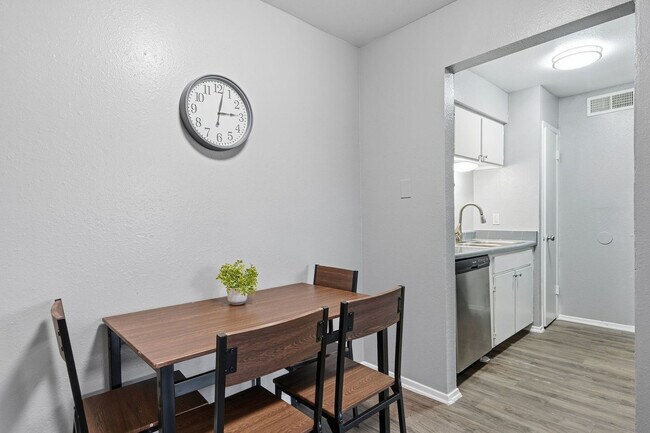 Building Photo - 2001-2007 Teasley Lane-SI FL2-ID1612708P