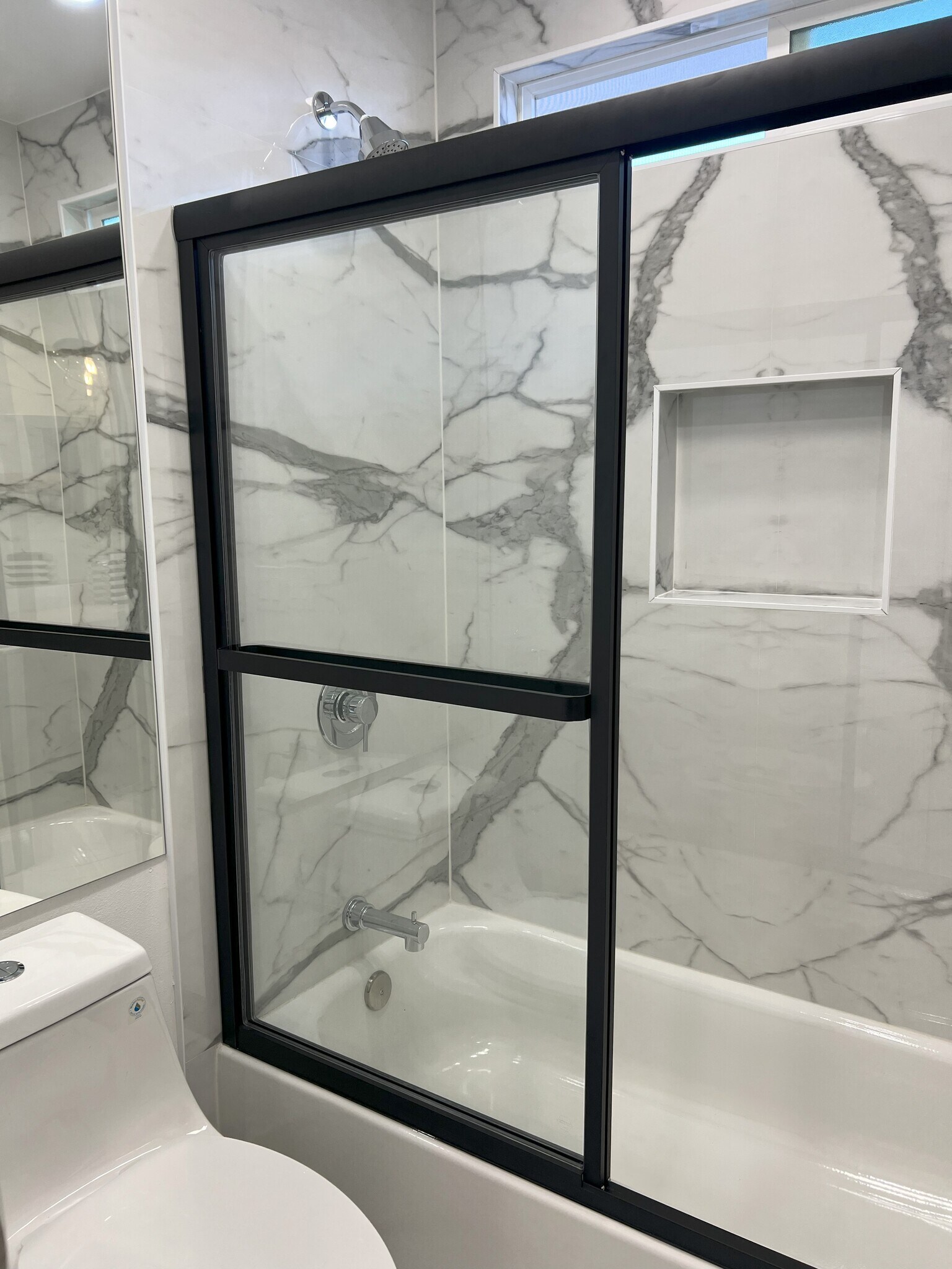 Combo bath/shower - 2233 Manchester Ave