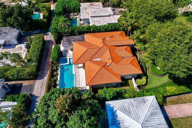 Building Photo - 1160 NE 98th St