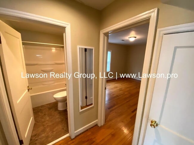 Building Photo - Charming South Roanoke Two Bedroom-One Lev...