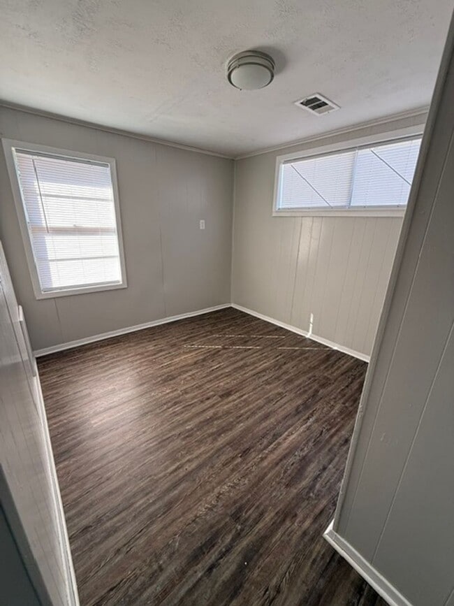 Building Photo - Simple & Comfortable 3 Bedroom Home in Iowa, LA with Large Yard!