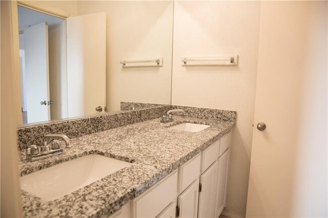 Building Photo - 5912 Shreveport Dr