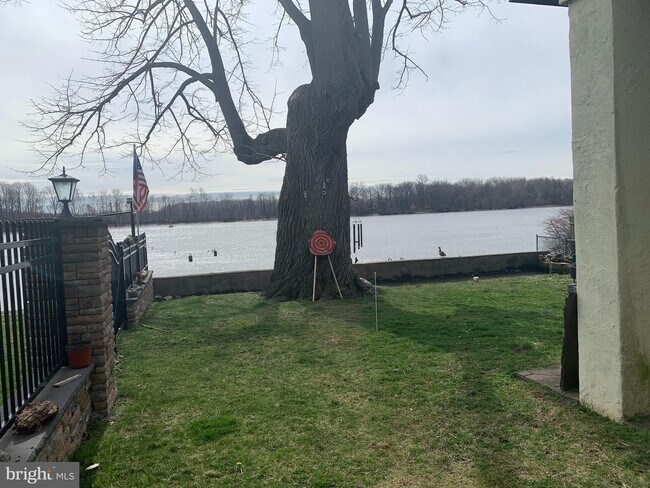 Building Photo - 256 Radcliffe St