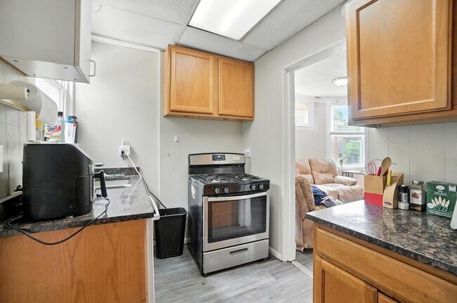 Building Photo - 7 bed/2 bath on Atkinson, Mins. from UC for Only $650/pp ($4,550/mo)!