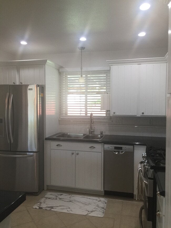 Building Photo - 709 Palomas Dr NE