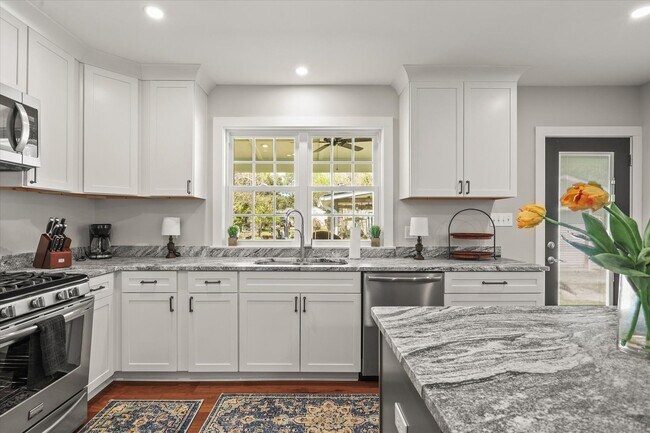 Building Photo - Short Term Only