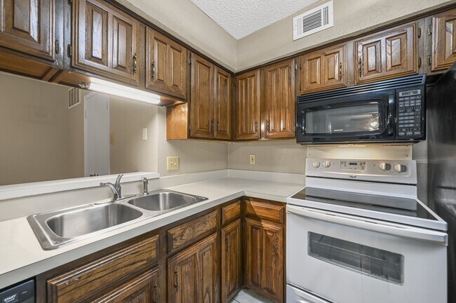 Building Photo - 14800 Enterprise Dr