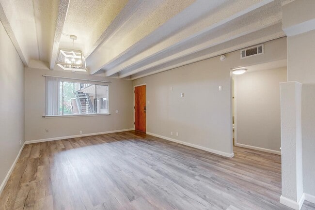 Building Photo - 1100 Alvarado Dr SE