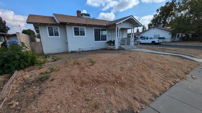 Building Photo - Updated 2 Bedroom 1 Bath Home on Large Cor...