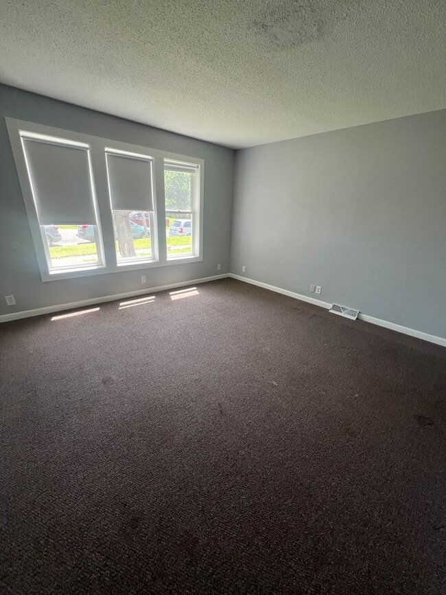 Building Photo - 2 Bedroom 1 Bath w/Garage and in unit Washer/Dryer