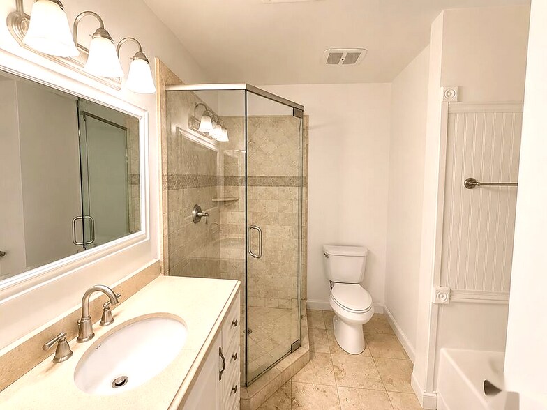 Building Photo - 5870 Green Valley Cir