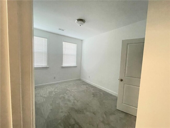 Building Photo - 6577 Beacon Dr