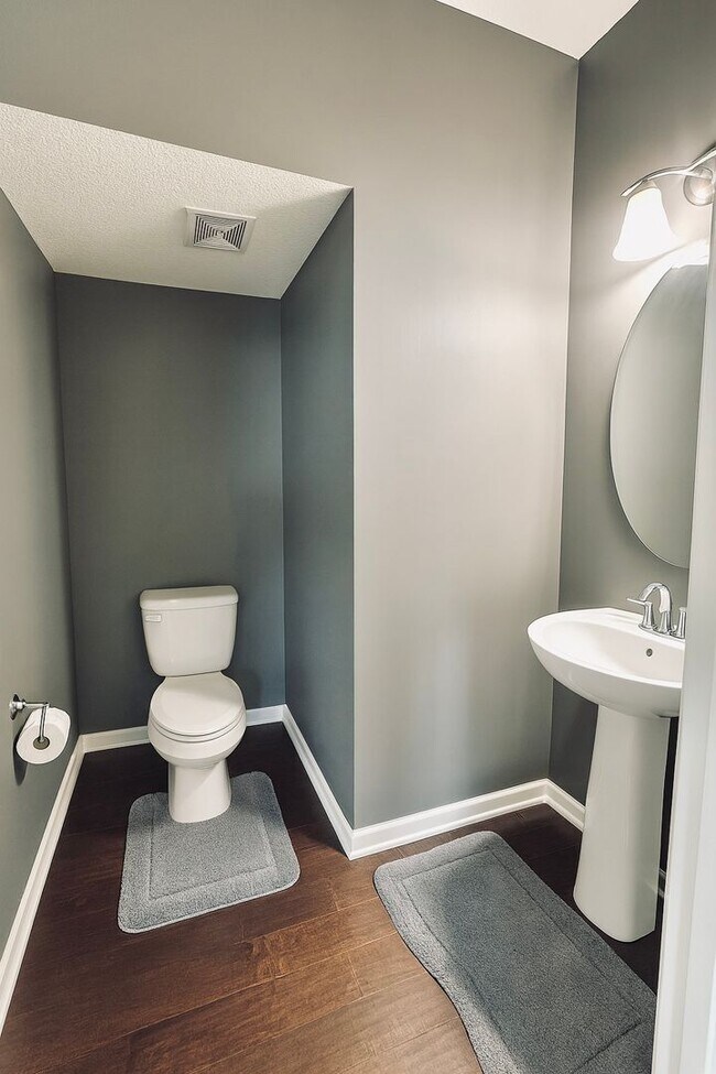 Building Photo - Updated 4bed/3bath Townhome in Prime Maple...