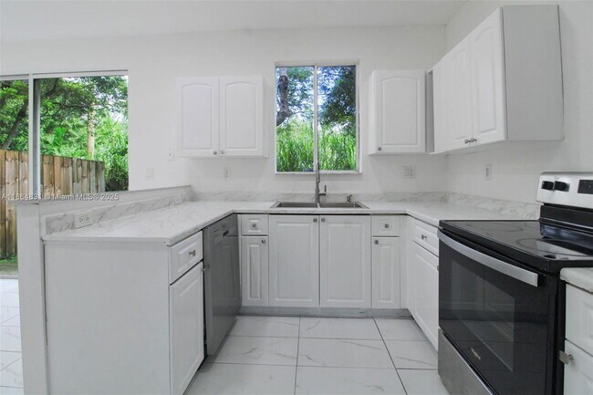 Building Photo - 1543 SE 24th Ct